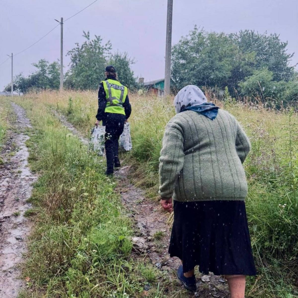Під час зливи поблизу Рівного патрульні допомогли 76-річній жінці дістатися додому