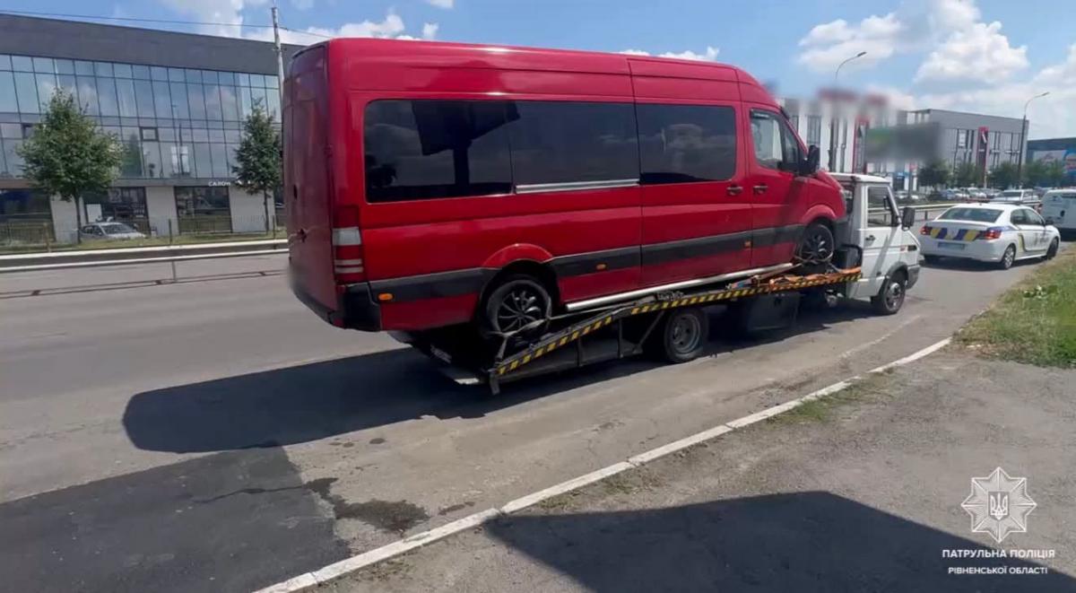 У Рівному викрили нелегального перевізника: водій проїхав на червоне та перевозив пасажирів без дозволів
