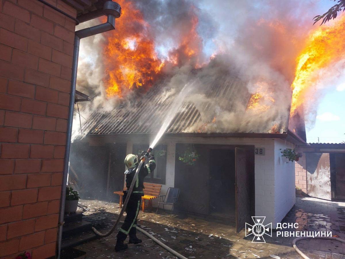 У Березному горіла господарська будівля: рятувальники не дали вогню поширитися