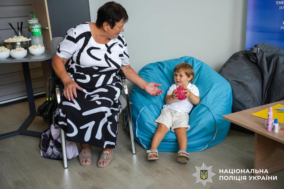 Світ дитинства та добрих історій: психологи поліції Рівненщини провели для дітей захисників кінозустріч