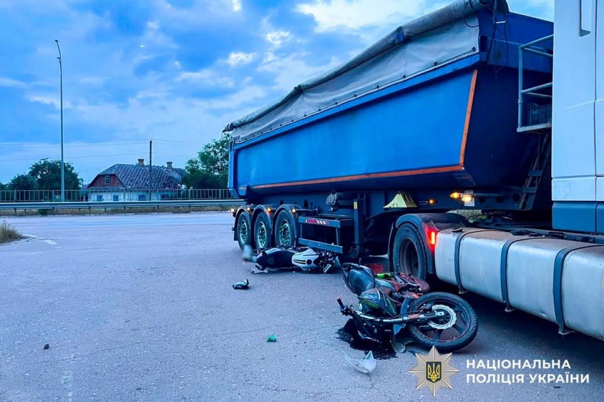 На Рівненщині у ДТП за участю вантажівки та двох мотоциклів травмувався неповнолітній