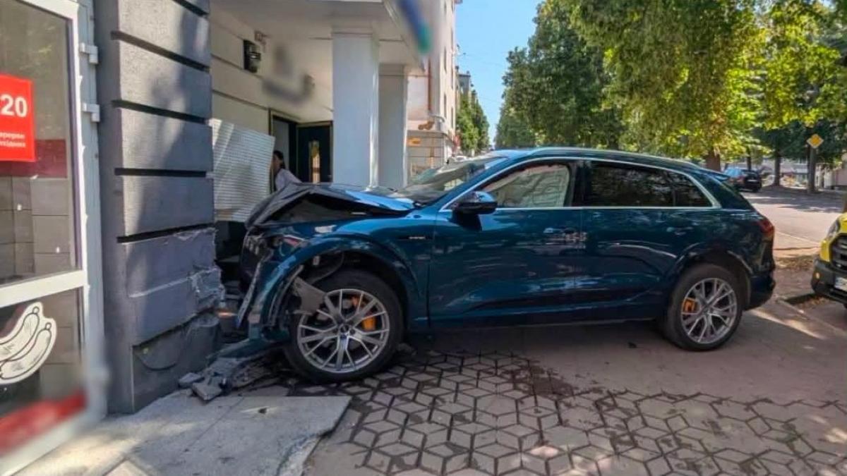 У Рівному водійка Audi врізалася у фасад магазину: патрульні виявили ознаки сп’яніння