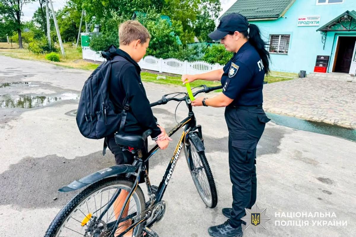Поліція Рівненщини нагадала дітям правила безпечної їзди на велосипедах і самокатах