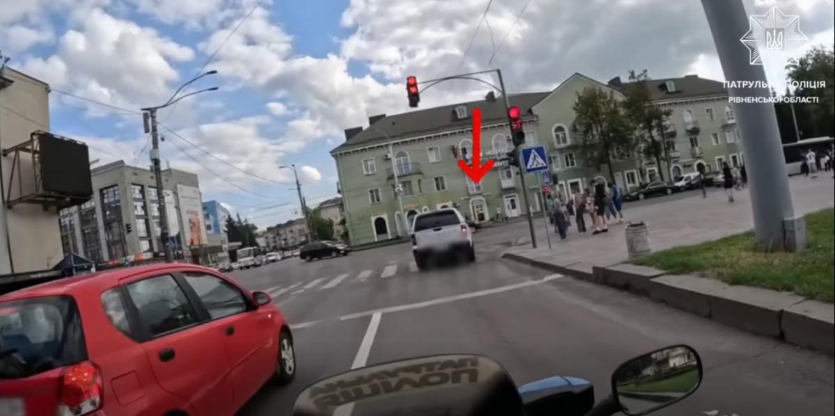 У Рівному водія оштрафували за проїзд на червоне світло