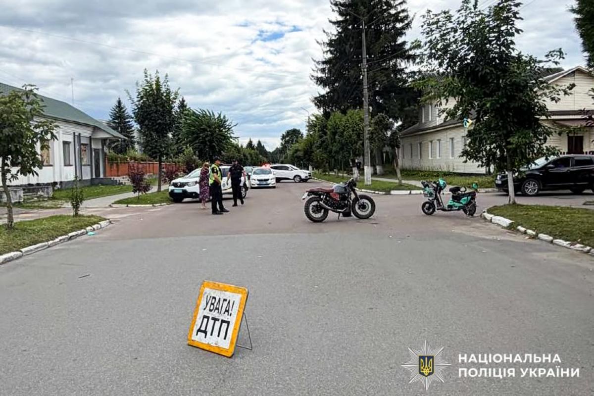 У Рокитному зіткнулися електровелосипед і мотоцикл: до лікарні госпіталізували двох водіїв