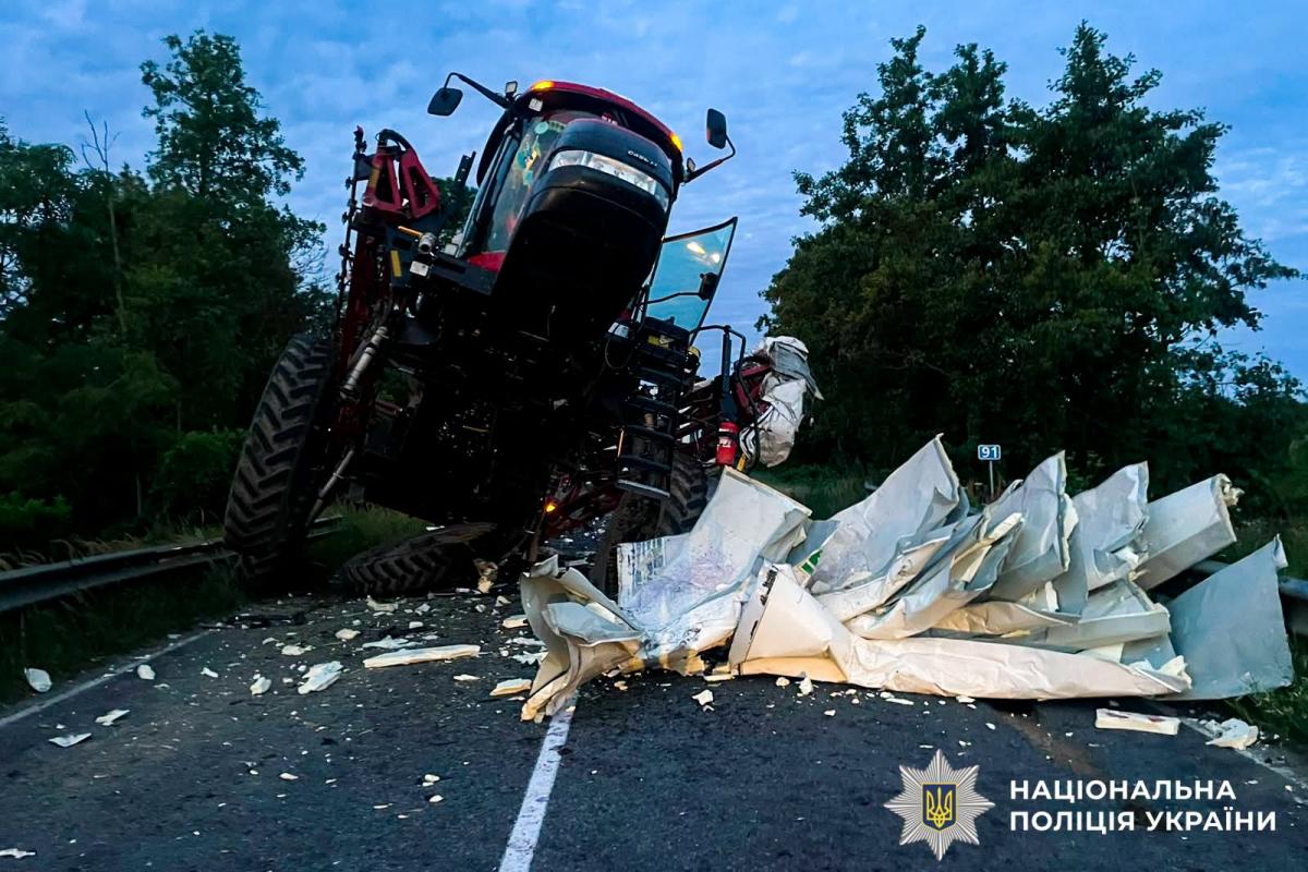 Вантажівка і самохідний обприскувач потрапили в ДТП на Рівненщині (ФОТО)
