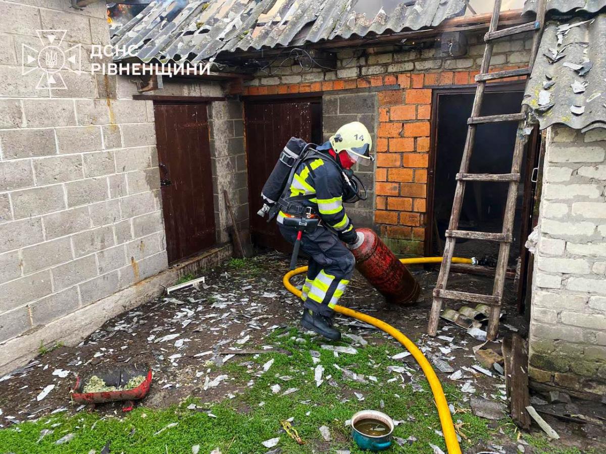 На Сарненщині вогнеборці запобігли вибуху балона під час пожежі
