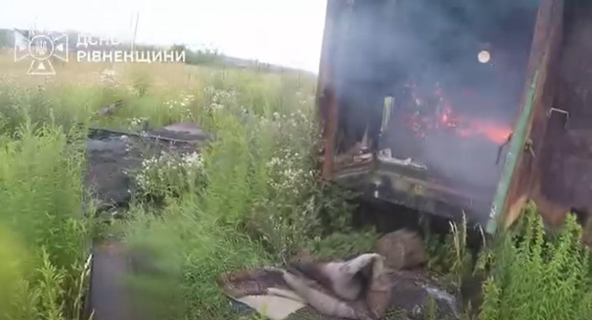 Біля Рівного вогнеборці ліквідували пожежу в металевому вагончику