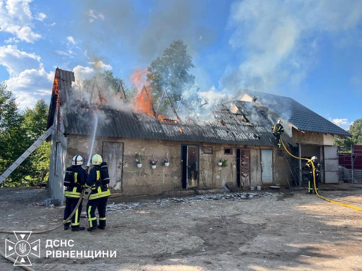 У Вараші під час пожежі згоріли дрова, сіно та пиломатеріали